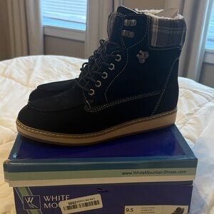 White Mountain Women’s Black and Tan Lace-Up Boots